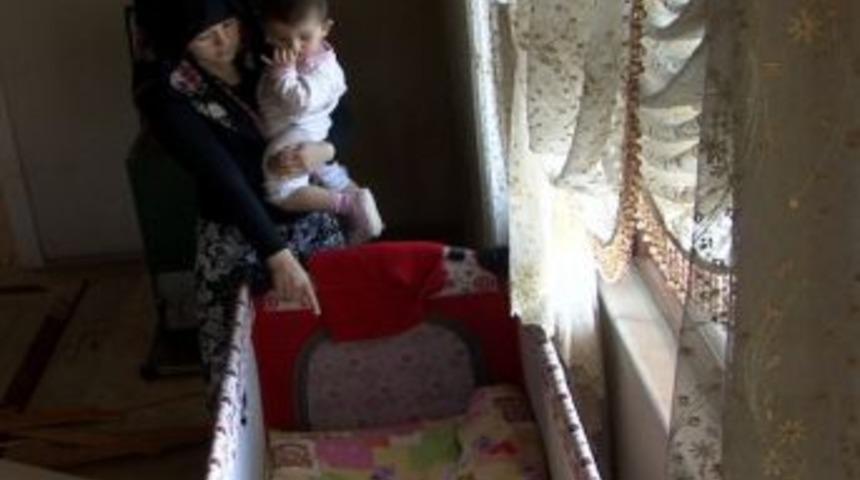 &Ccedil;atıdan D&uuml;şen Kaya Par&ccedil;ası, Evi Savaş Alanına &Ccedil;evirdi