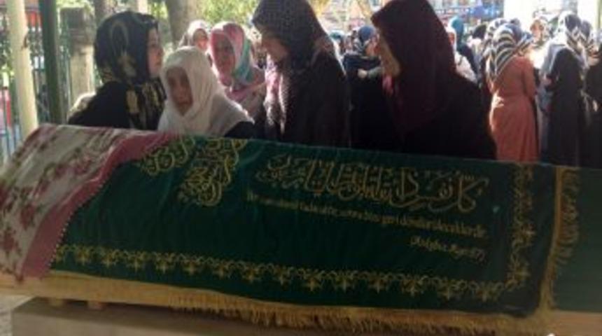 Başına Ağa&ccedil; D&uuml;şen Kız, Son Yolculuğuna Uğurlandı