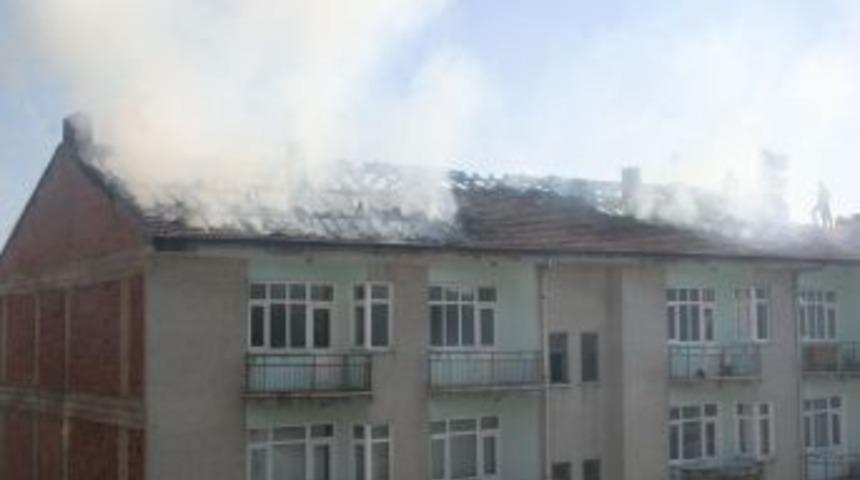 Elazığ'da Iki Apartmanın &Ccedil;atı Katı Yandı