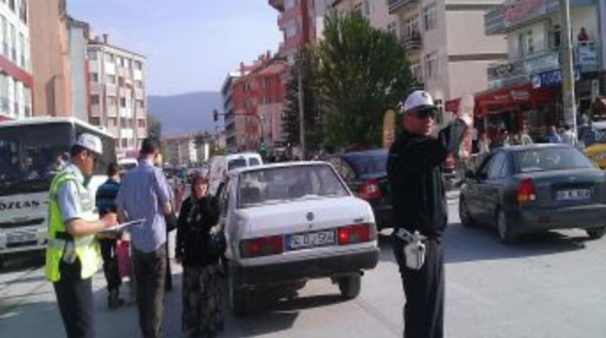 S&uuml;r&uuml;c&uuml; Adayı, Pazara Giden Kadına &Ccedil;arptı