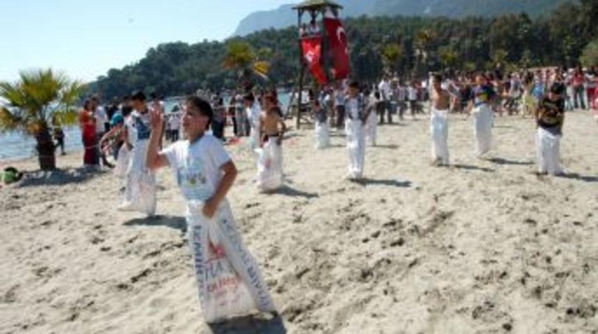 Muğla'da Gökyüzü Uçurtmalarla Renklendi