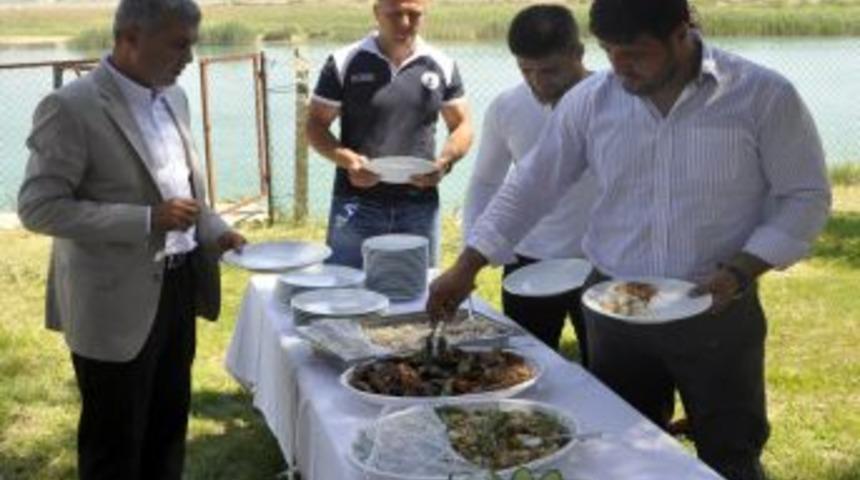 Recep Kara, Başkan S&ouml;zen'e Kıspetli Plaket Verdi