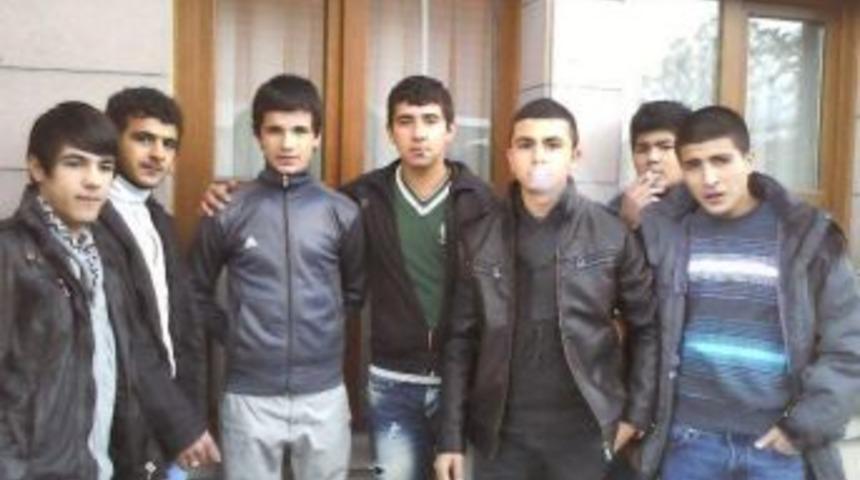 Sevgi Evlerinde Kalan &Ouml;ğrencilerden Sigara Pozu