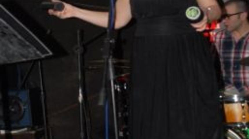 Birsen Tezer Eğlendirdi