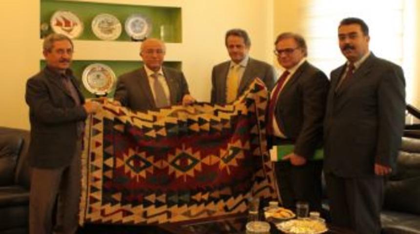 Yunanistanlı El&ccedil;iye Kilim Hediye Edildi
