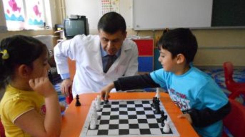 Anaokulu &Ouml;ğrencileri Satran&ccedil; &Ouml;ğreniyor