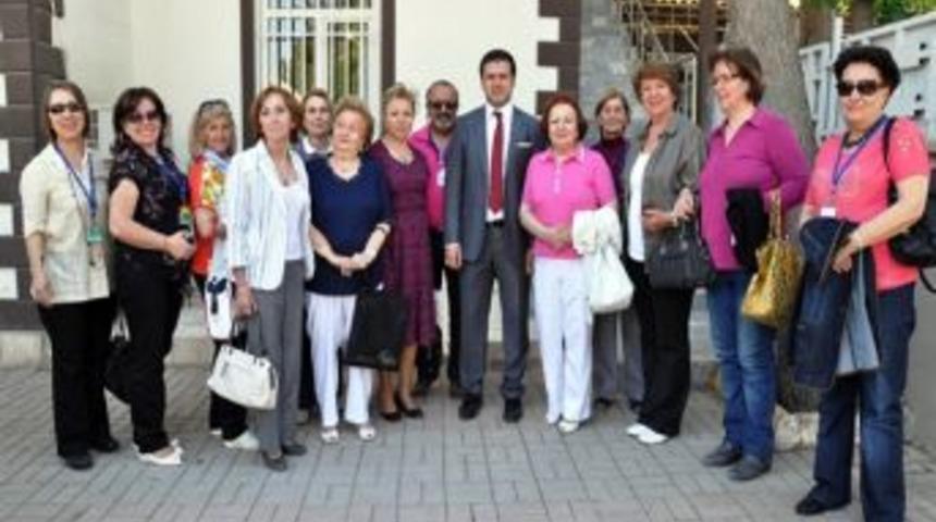 Kaymakam Fırat&rsquo;a Yardım Severlerden Plaket