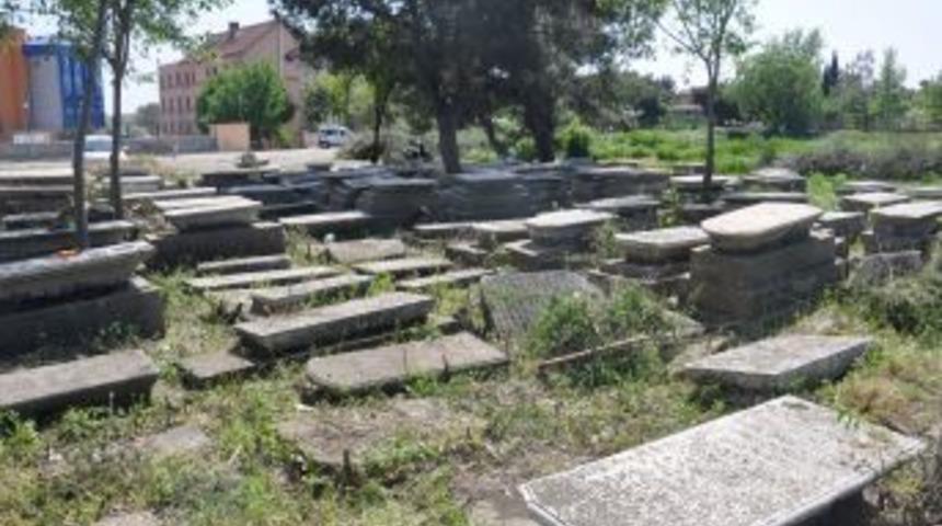 Osmanlı&rsquo;ya Sığınan Yahudilerin Mezarlığı Temizleniyor