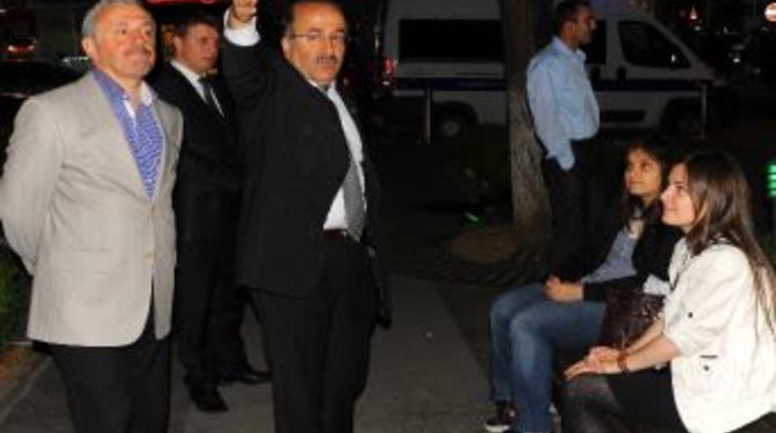 Başkan G&uuml;mr&uuml;k&ccedil;&uuml;oğlu, Meydan Parkı&rsquo;nda Vatandaşlarla Sohbet Etti