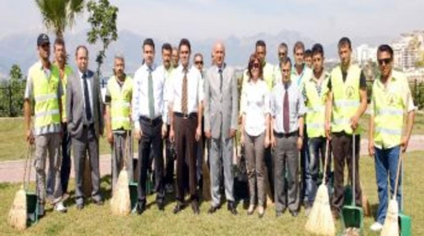 Cezalarını A&ccedil;ık Havada Temizlik Yaparak &Ccedil;ekiyorlar