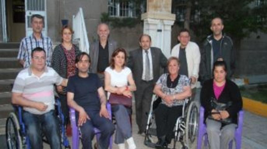 Yolda Kalan Engellilere Belediye Desteği