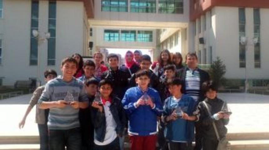 &Ouml;zel Reyhan Koleji, Akşehir&rsquo;e 3 Altın Madalya Ile D&ouml;nd&uuml;