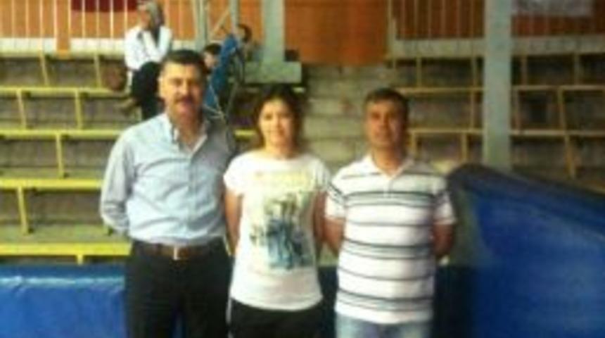İşitme Engelli G&uuml;lnur&rsquo;un B&uuml;y&uuml;k Başarısı