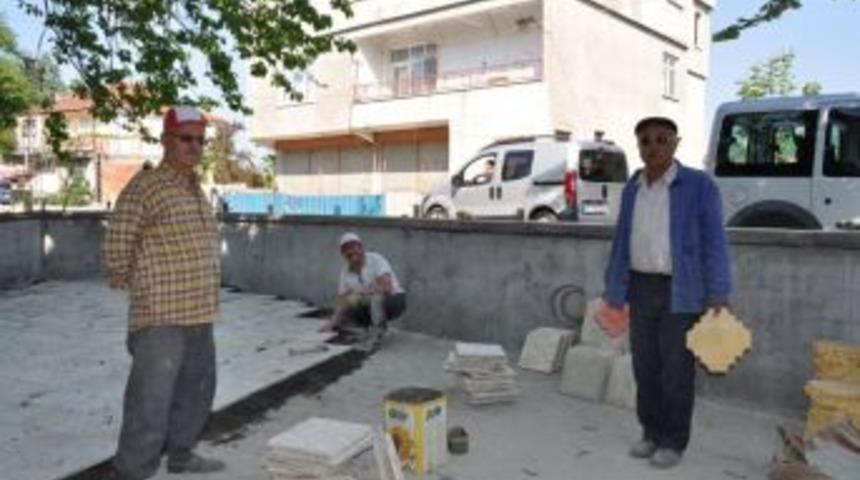 &Ccedil;atak k&ouml;y&uuml; Merkez Cami bah&ccedil;esi d&uuml;zenleniyor