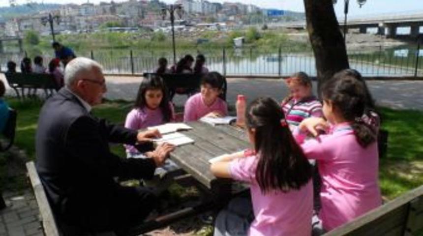 &Ouml;ğrenciler parkta kitap okudu