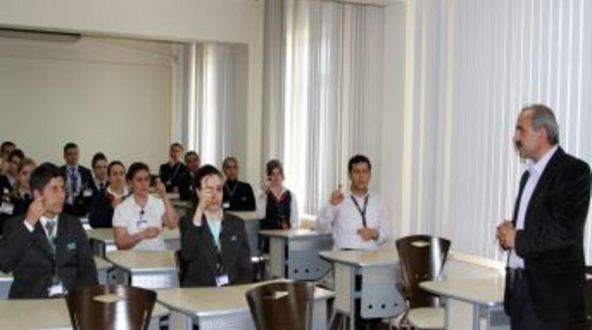 Havalimanı Personeli Işitme Engelliler I&ccedil;in Işaret Dili &Ouml;ğreniyor