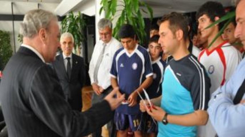 Başkan Okay, U-15 Takımını &Ouml;d&uuml;llendirdi