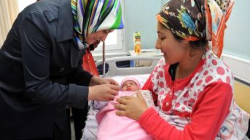 Bayan Ayanoğlu, Kutlu Doğum Anısına 30 Bebeğe 30 Altın Taktı