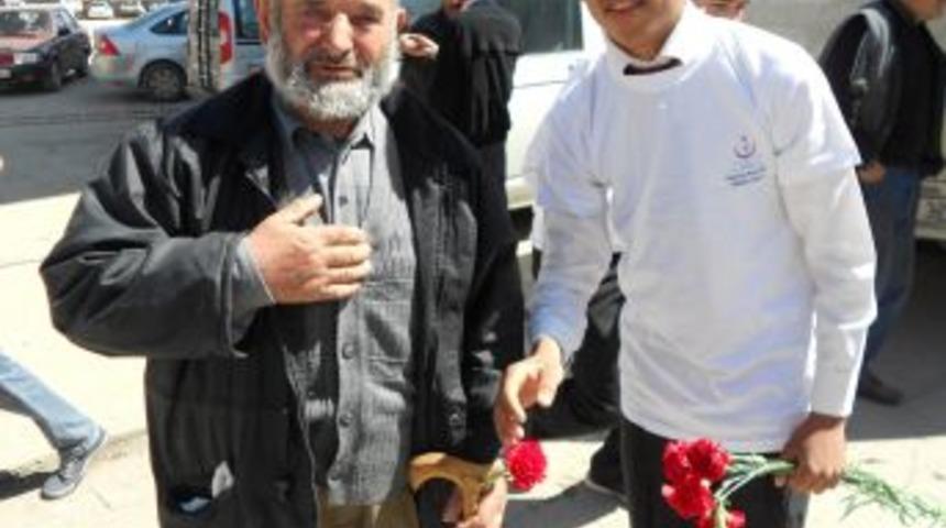 Aşkale&rsquo;de &Ouml;ğrenciler Yaşlıları Unutmadı