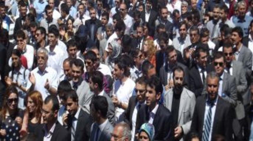 Siverek'te Eğitimciler Şiddeti Protesto I&ccedil;in Y&uuml;r&uuml;d&uuml;