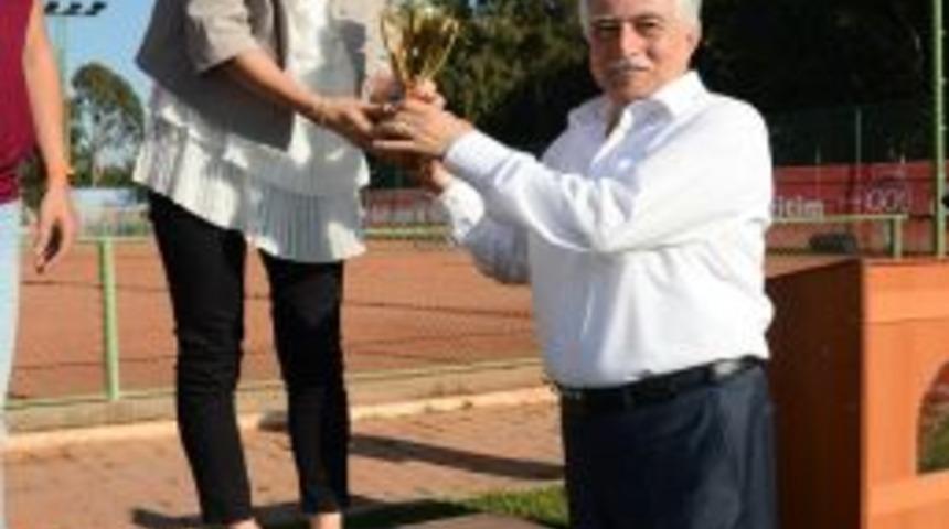 Başarılı Tenis&ccedil;ilere Kupalarını Zihni Aldırmaz Verdi