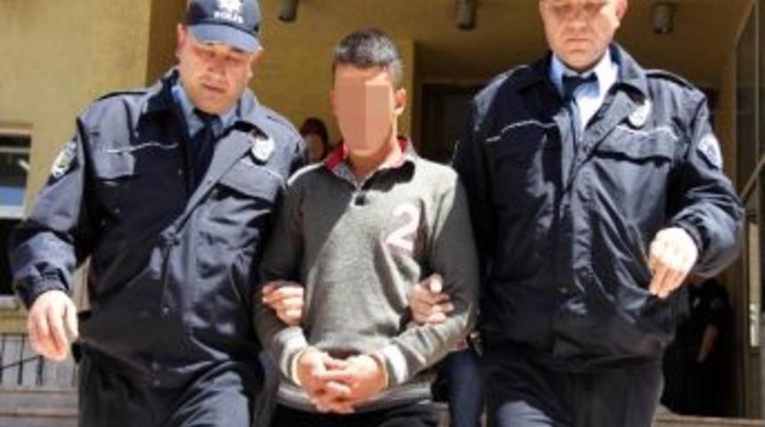 &Ccedil;alıştığı İnşaattaki Demirleri &Ccedil;alıp Sattı