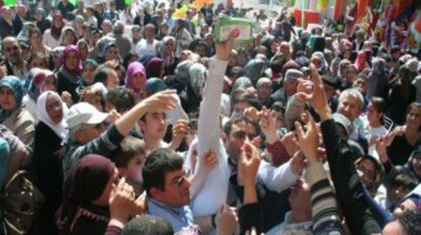 Aksaray'da A&ccedil;ılışa &Ouml;zel Satılan Bir Liralık Yastık Izdihama Neden Oldu