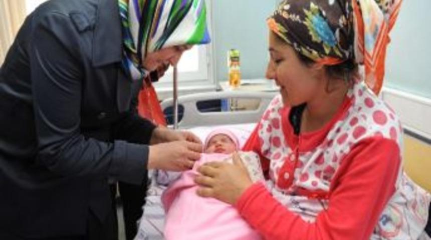 Mardin Belediye Başkanının Eşi, 30 Bebeğe 30 Altın Taktı