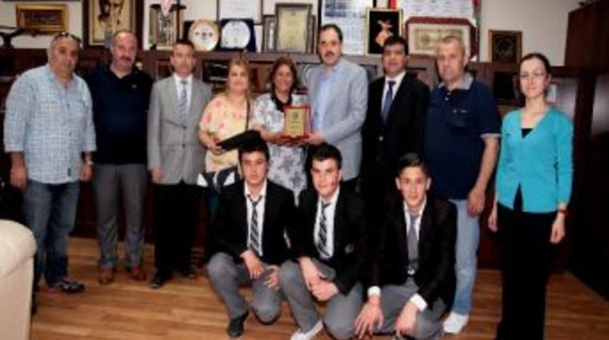 Bah&ccedil;ecik Eml'den Ayaz'a Plaket