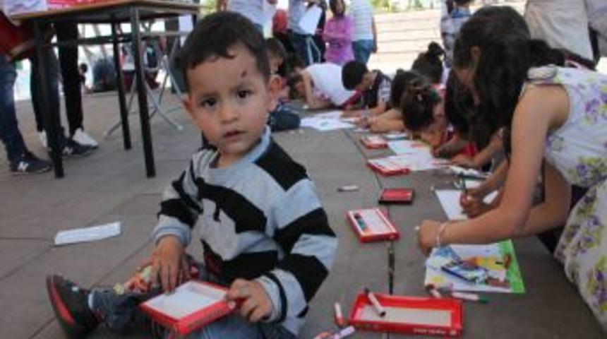 Eğitim Fak&uuml;ltesi &Ouml;ğrencileri, Minikleri Resimde Yarıştırdı