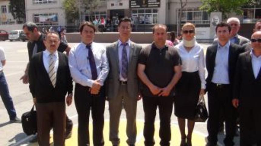 Okulu Basan Kızgın Veli, Koridorda Bı&ccedil;akla &Ouml;ğretmeni Kovaladı