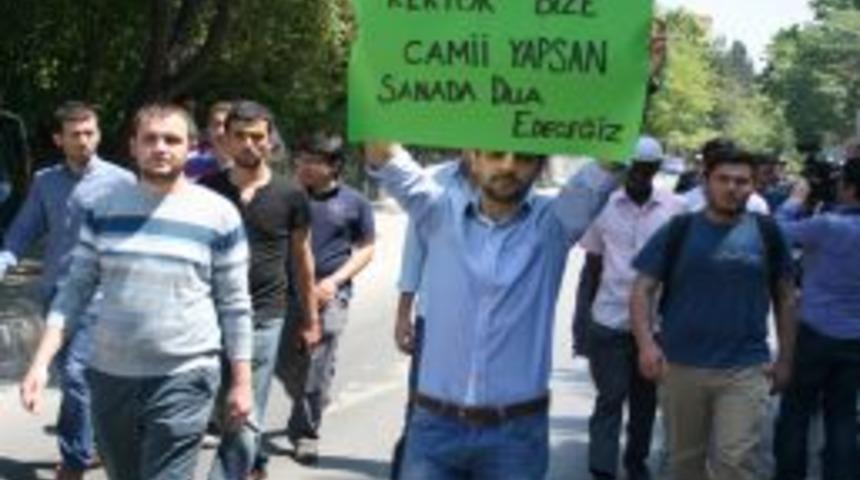 Ege &Uuml;niversitesi &Ouml;ğrencileri Cami Yapılması I&ccedil;in Birlikte Dua Etti