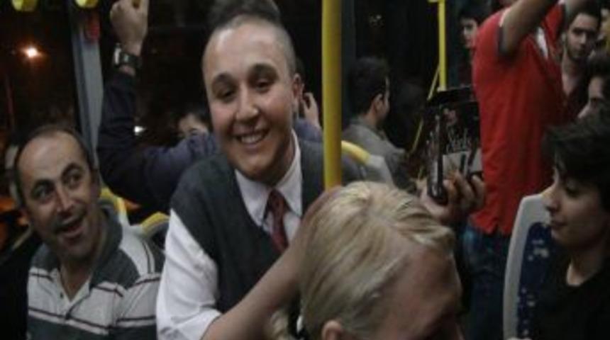 Halk Otob&uuml;s&uuml;nde Şeker Oyunu