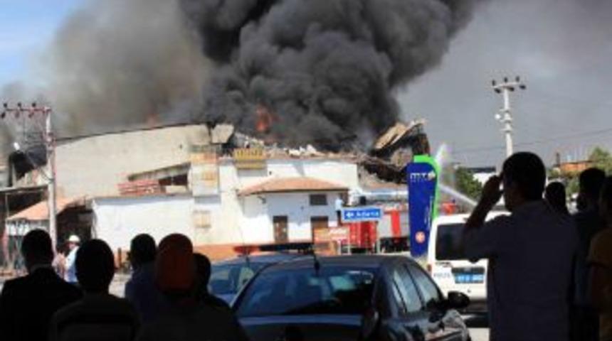 Mersin'de Oto Yedek Par&ccedil;acıda &Ccedil;ıkan Yangın Korkuttu