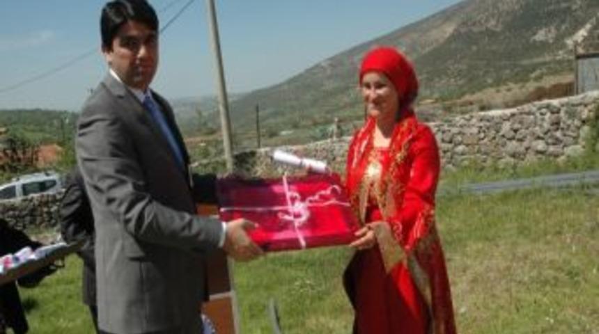 Kızların &Ccedil;eyizlikleri G&ouml;r&uuml;c&uuml;ye &Ccedil;ıktı