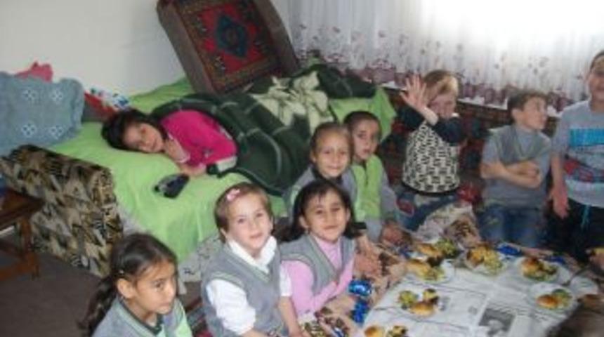 Minik &Ouml;ğrenciler Ameliyat Olan Arkadaşını Ziyaret Ettiler