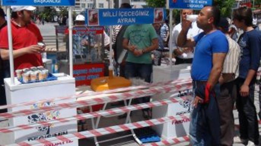 AK Parti Aksaray İl&ccedil;e Teşkilatı Milli I&ccedil;ecek Ayran Dağıttı