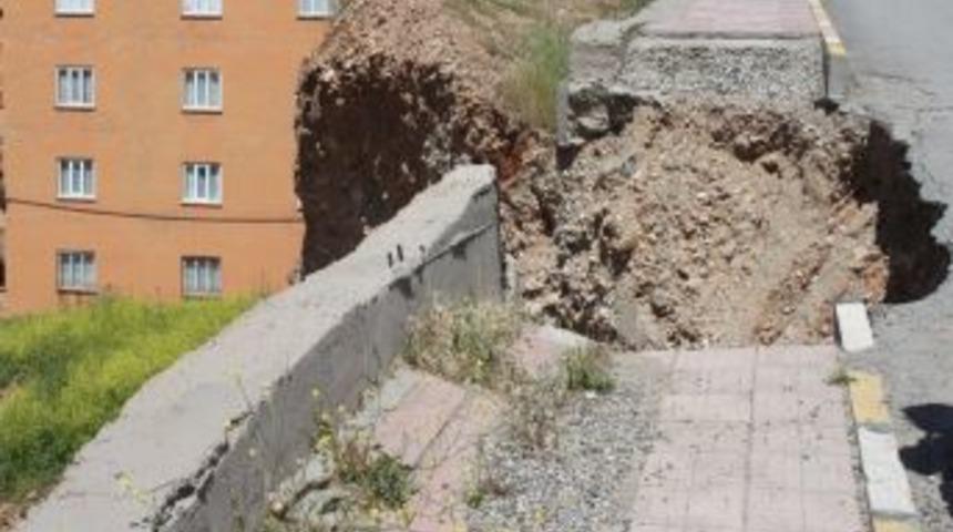 Cizre Devlet Hastanesi'nin 2 Ay &Ouml;nce G&ouml;&ccedil;en Yolu Tamir Edilmeyi Bekliyor