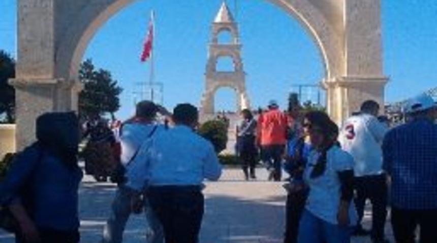 Eşme Kaymakamlığı 150 &Ouml;ğrenciyi &Ccedil;anakkale&rsquo;ye G&ouml;t&uuml;rd&uuml;