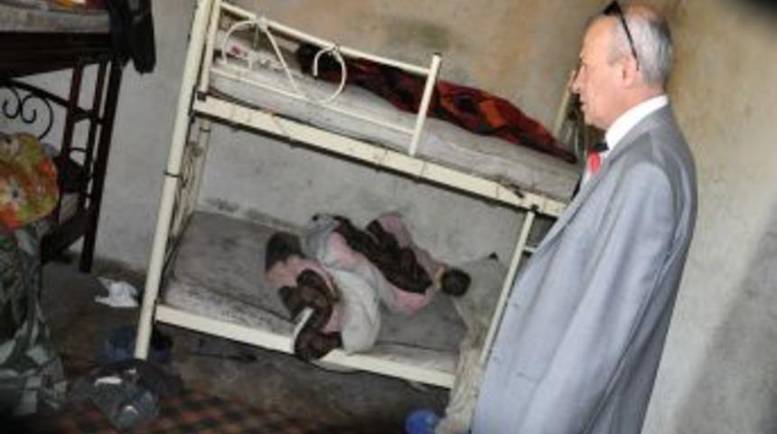 Karacabey Belediyesi'nden, Harabe Evde Yaşayan Aileye Destek