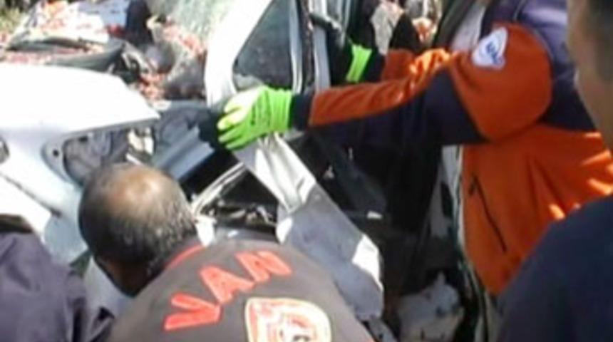 Van Er&ccedil;iş'te katliam gibi kaza:6 &ouml;l&uuml;!