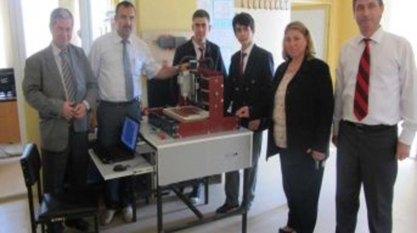 Orhangazi Teknik Ve End&uuml;stri Meslek Lisesi'nden Masa &Uuml;st&uuml; 3 Eksenli CNC Tezgahı