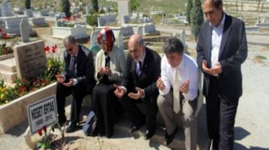 Akil İnsanlar Heyeti Neşet Ertaş&rsquo;ın Mezarını Ziyaret Etti