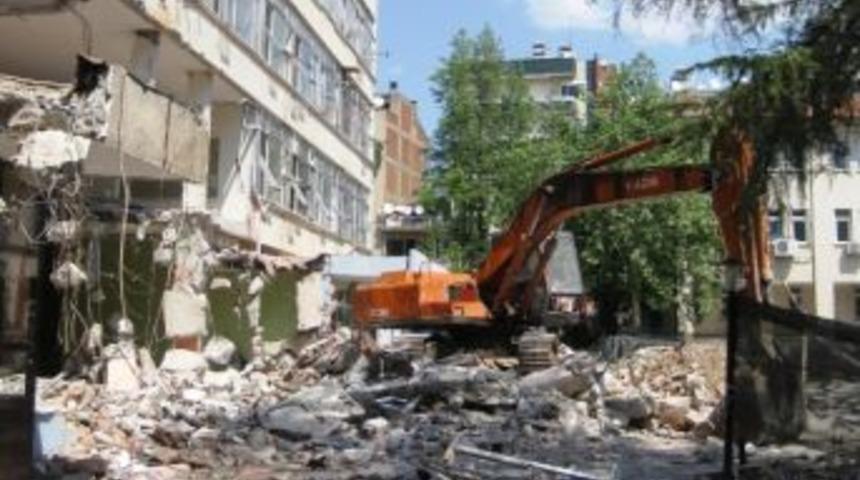 &Ouml;demiş Belediyesi, Kentsel D&ouml;n&uuml;ş&uuml;me Kendi Hizmet Binasını Yıkarak Başladı