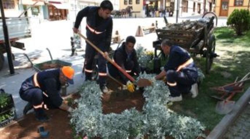 Odunpazarı Rengarenk &Ccedil;i&ccedil;eklerle S&uuml;slendi