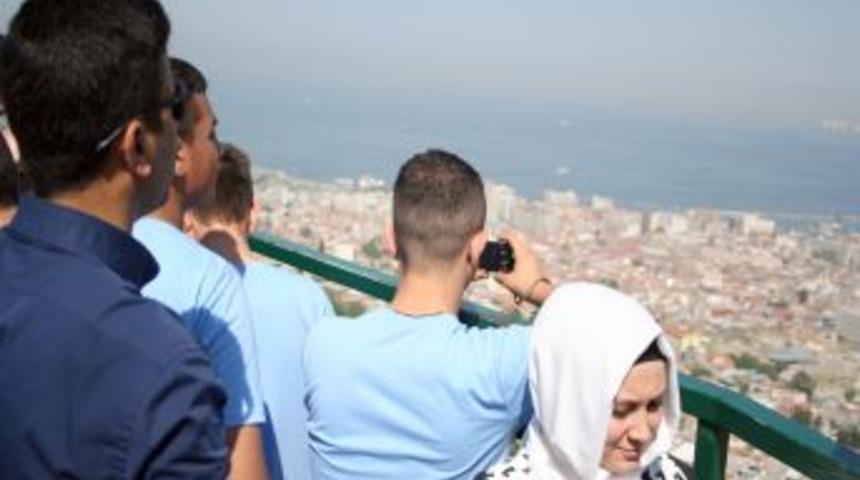 Şanlıurfa Polisi 40 &Ouml;ğrenciye İzmir'i Gezdirdi