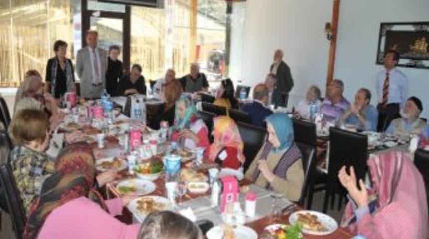 Burma, Huzurevi Sakinlerini Ağırladı