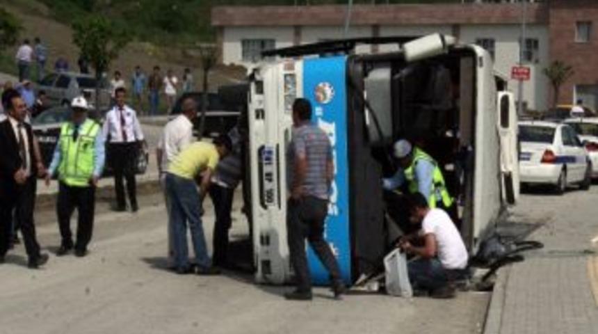 D&uuml;zce &Uuml;niversitesi Kampusunda Kaza: 4 Yaralı