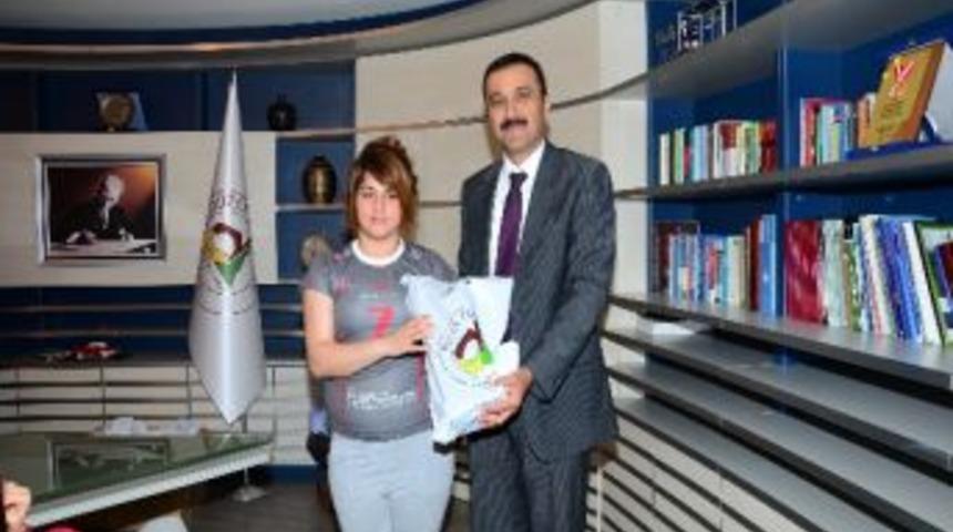 Başkan İsmail Bayram, Sevgi Evleri Voleybolcularını Kutladı