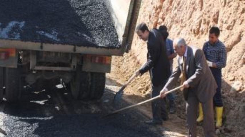 Bing&ouml;l&rsquo;de K&ouml;y Yollarına Sıcak Asfalt